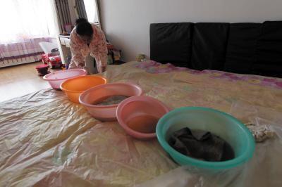 利川楼上漏水，住户失联，小区没物管，业主维权难！律师来支招……